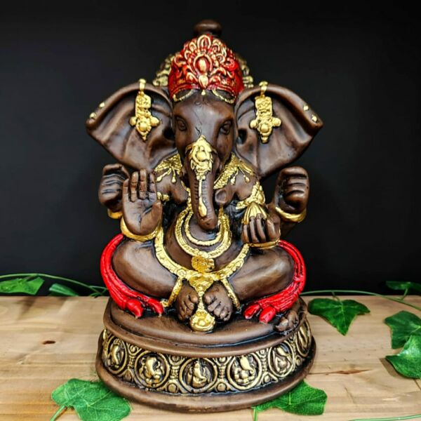 GANESHA COM BASE ENVELHECIDO COM VERMELHO 30CM