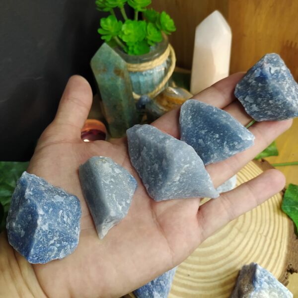 PEDRA QUARTZO AZUL BRUTO 4 A 6 CM - CURA EMOCIONAL E MEDITAÇÃO - CRISTAL NATURAL